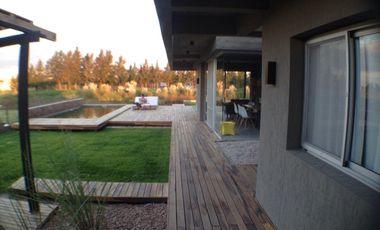 Casa amoblada en alquiler, barrio San Benito, lote al río