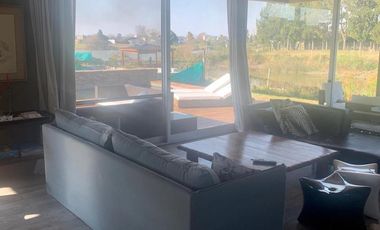 Casa amoblada en alquiler, barrio San Benito, lote al río