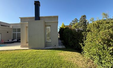 VENDE CASA EN BARRIO PRIVADO LA COMARCA, 3 DORMITORIOS