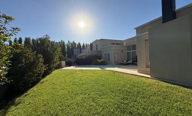 VENDE CASA EN BARRIO PRIVADO LA COMARCA, 3 DORMITORIOS