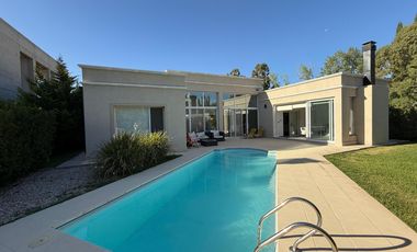 VENDE CASA EN BARRIO PRIVADO LA COMARCA, 3 DORMITORIOS