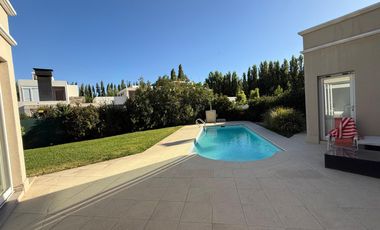 VENDE CASA EN BARRIO PRIVADO LA COMARCA, 3 DORMITORIOS