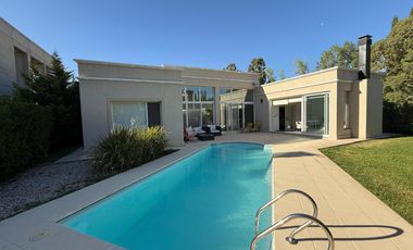 VENDE CASA EN BARRIO PRIVADO LA COMARCA, 3 DORMITORIOS