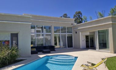 VENDE CASA EN BARRIO PRIVADO LA COMARCA, 3 DORMITORIOS
