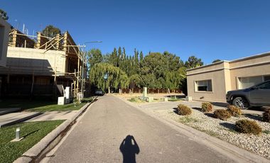 VENDE CASA EN BARRIO PRIVADO LA COMARCA, 3 DORMITORIOS
