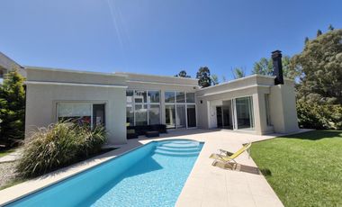 VENDE CASA EN BARRIO PRIVADO LA COMARCA, 3 DORMITORIOS
