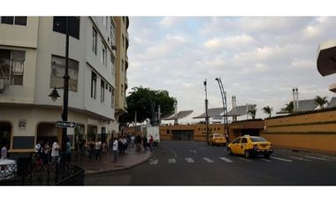 Edificio venta en Centro de Guayaquil, Avda Olmedo y Malecón Bahía