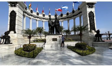 Edificio venta en Centro de Guayaquil, Avda Olmedo y Malecón Bahía