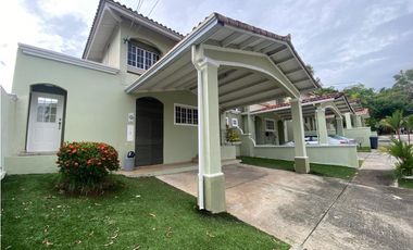 VILLA LUCRE / VILLA DE LAS AZORES / 281M / 4 HABITACION / ESQUINA