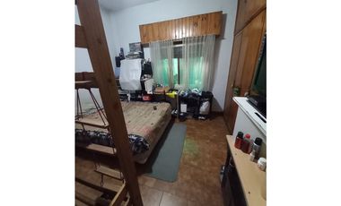 CASA Y 2 DEPTOS. SOBRE MALVINAS ESQ. MEXICO