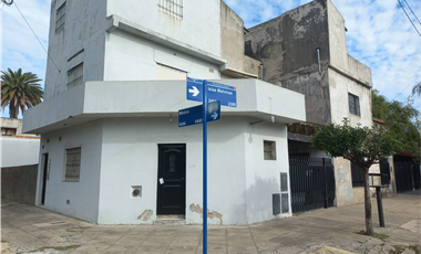 CASA Y 2 DEPTOS. SOBRE MALVINAS ESQ. MEXICO