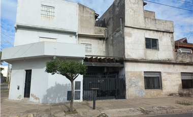 CASA Y 2 DEPTOS. SOBRE MALVINAS ESQ. MEXICO