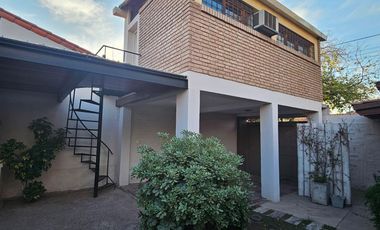 Casa en alquiler de 3 dormitorios c/ cochera en Godoy Cruz