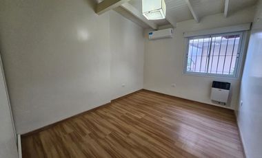 Casa en alquiler de 3 dormitorios c/ cochera en Godoy Cruz