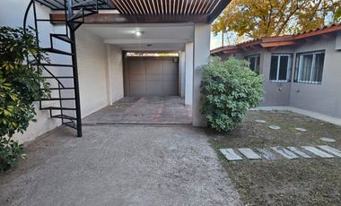Casa en alquiler de 3 dormitorios c/ cochera en Godoy Cruz