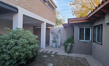 Casa en alquiler de 3 dormitorios c/ cochera en Godoy Cruz