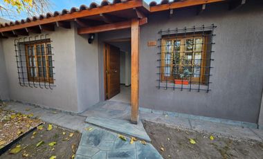 Casa en alquiler de 3 dormitorios c/ cochera en Godoy Cruz