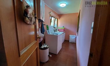 Casa en Arriendo en Amplia casa con Quincho, Bodega y Cancha de Tenis - Lomas de Reloncaví