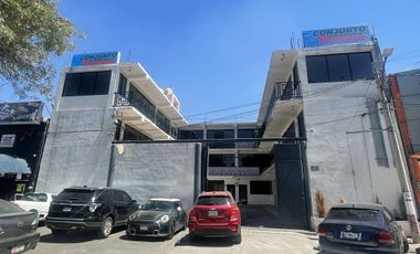 Edificio de oficinas, de diferentes tamaños.