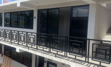 Edificio de oficinas, de diferentes tamaños.