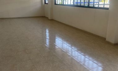 Edificio de oficinas, de diferentes tamaños.