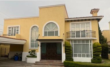 Casa Venta en Metepec en Residencial con vigilancia y control de acceso a 5 min de Galerías Metepec con alberca, gym y padel.