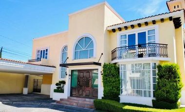Casa Venta en Metepec en Residencial con vigilancia y control de acceso a 5 min de Galerías Metepec con alberca, gym y padel.