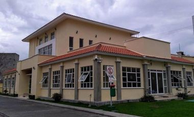 Casa Venta en Metepec en Residencial con vigilancia y control de acceso a 5 min de Galerías Metepec con alberca, gym y padel.