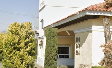 Casa Venta en Metepec en Residencial con vigilancia y control de acceso a 5 min de Galerías Metepec con alberca, gym y padel.