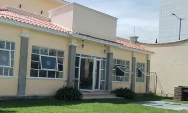 Casa Venta en Metepec en Residencial con vigilancia y control de acceso a 5 min de Galerías Metepec con alberca, gym y padel.