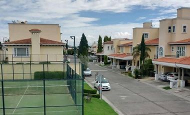 Casa Venta en Metepec en Residencial con vigilancia y control de acceso a 5 min de Galerías Metepec con alberca, gym y padel.