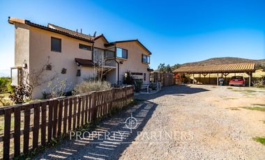 Amplia casa en parcela cercana al aeropuerto