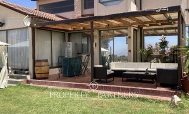 Amplia casa en parcela cercana al aeropuerto