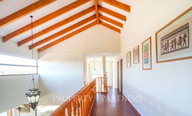 Amplia casa en parcela cercana al aeropuerto