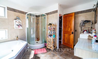 Amplia casa en parcela cercana al aeropuerto