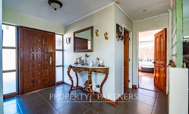 Amplia casa en parcela cercana al aeropuerto