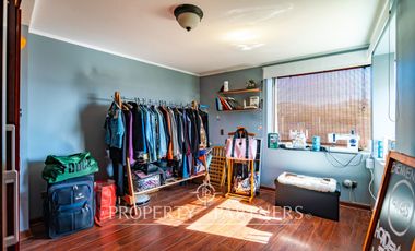 Amplia casa en parcela cercana al aeropuerto