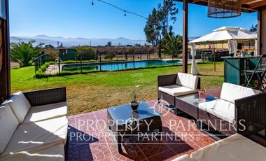 Amplia casa en parcela cercana al aeropuerto