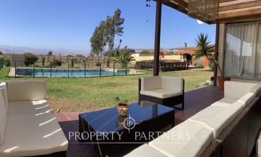 Amplia casa en parcela cercana al aeropuerto