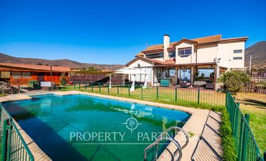 Amplia casa en parcela cercana al aeropuerto