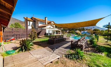 Amplia casa en parcela cercana al aeropuerto