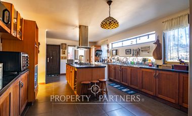 Amplia casa en parcela cercana al aeropuerto