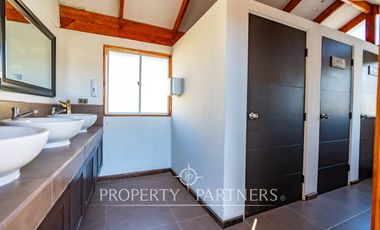 Amplia casa en parcela cercana al aeropuerto