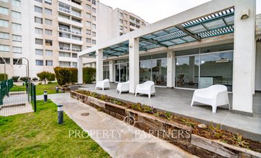 Moderno departamento amoblado en Condominio ubicado en Avenida Pacífico, segunda línea