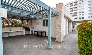 Moderno departamento amoblado en Condominio ubicado en Avenida Pacífico, segunda línea