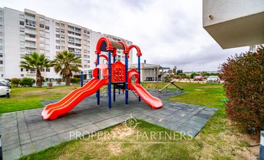 Moderno departamento amoblado en Condominio ubicado en Avenida Pacífico, segunda línea