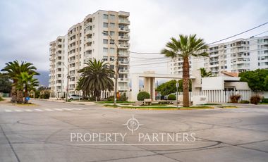 Moderno departamento amoblado en Condominio ubicado en Avenida Pacífico, segunda línea