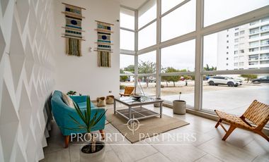 Moderno departamento amoblado en Condominio ubicado en Avenida Pacífico, segunda línea