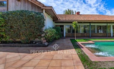 Casa Estilo Colonial de 6D + Piscina. Cercano a Colegio Sagrado Corazón Apoquindo