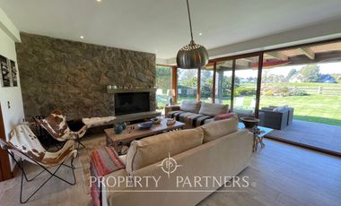 Amplia y luminosa casa colindante con cancha de golf
